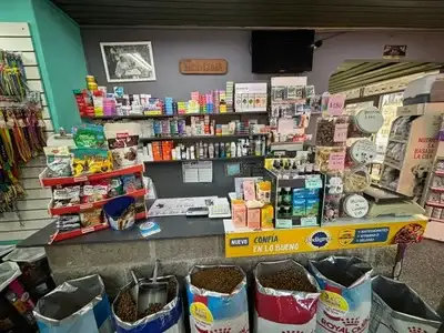 Pet shop Animaladas con una amplia variedad de productos en exhibición para animales de compañía